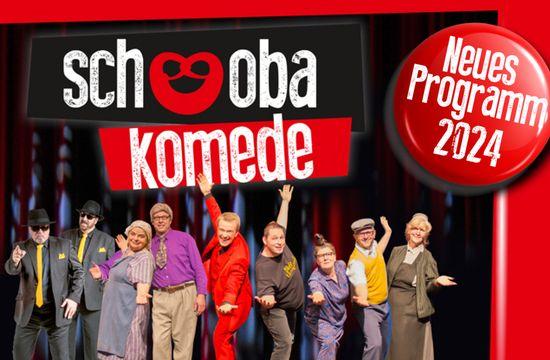 Die Künstler stehen vor einem roten Vorhang.