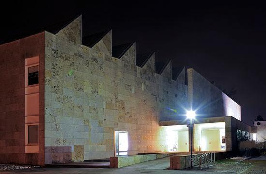 Gebäude Museum im Kleihues-Bau bei Nacht beleuchtet